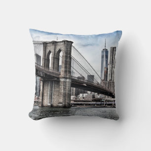 BROOKLYN BRIDGE WÄHREND DES TAGES KISSEN