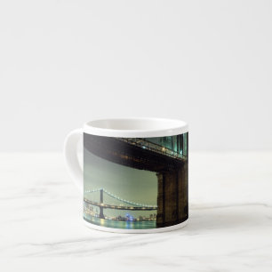Brooklyn-Brücke an Nachtmanhattan-Brücke Espressotasse