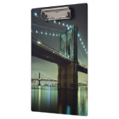 Brooklyn-Brücke an Nachtmanhattan-Brücke Klemmbrett (Links)