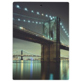 Brooklyn-Brücke an Nachtmanhattan-Brücke Klemmbrett (Rückseite)