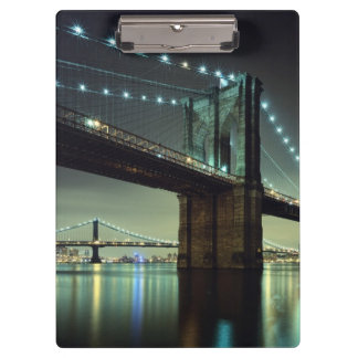 Brooklyn-Brücke an Nachtmanhattan-Brücke Klemmbrett