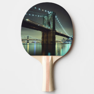 Brooklyn-Brücke an Nachtmanhattan-Brücke Tischtennis Schläger