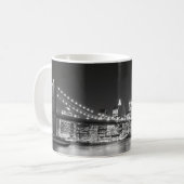 Brooklyn-Brücke und Manhattan-Skyline Kaffeetasse (Vorderseite Links)
