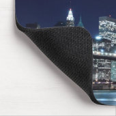 Brooklyn-Brücke und Manhattan-Skyline nachts Mousepad (Ecke)