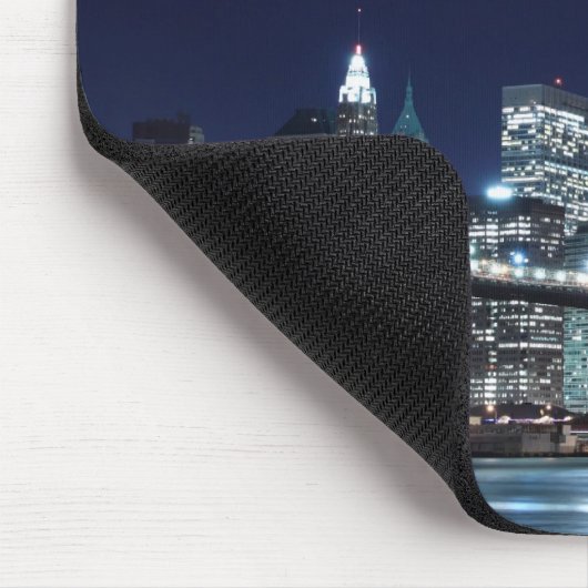 Brooklyn-Brücke und Manhattan-Skyline nachts Mousepad (Ecke)