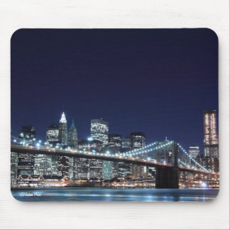 Brooklyn-Brücke und Manhattan-Skyline nachts Mousepad