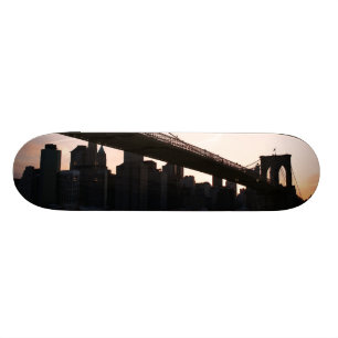 Brooklyn-Brücke und Manhattan-Skyline, NYC Skateboard