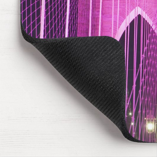 Brooklyn-Brücken-Lit lila Mousepad (Ecke)