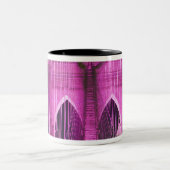 Brooklyn-Brücken-Lit lila Zweifarbige Tasse (Mittel)