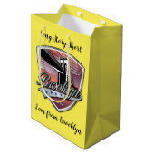 Brooklyn Logo Design Mittlere Geschenktüte (Rückseite Schrägansicht)