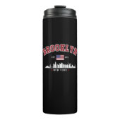 Brooklyn Ney York Est Funny Travel Thermosbecher (Vorderseite)