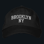 BROOKLYN NY Simple White on Black Bestickte Baseballkappe<br><div class="desc">Minimalistisch BROOKLYN NY Weiß bestickt auf schwarzen Baumwollhut. Weiße Stickereien können durch Auswahl der Schaltfläche "Design bearbeiten" an andere Farbeinstellungen angepasst werden. Außerdem ist die Möglichkeit verfügbar,  die gewünschte Farbe auf der Hauptseite auszuwählen.</div>