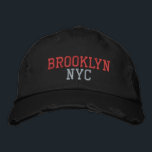 BROOKLYN NYC Pink und Vintager Schwarz-Stil Bestickte Baseballkappe<br><div class="desc">BROOKLYN NYC Pink Stickerei auf Schwarz Not leidenden Vintagen Stil Baumwolle Hut. Die Stickerei kann an andere Farbeinstellungen angepasst werden,  indem Sie die Schaltfläche "Design bearbeiten" auswählen. Außerdem ist die Möglichkeit verfügbar,  die gewünschte Farbe auf der Hauptseite auszuwählen.</div>