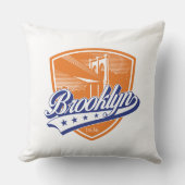 Brooklyn Shield mit Swoosh Design Kissen (Vorderseite)