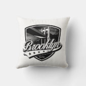 Brooklyn Shield mit Swoosh Design Kissen (Rückseite)