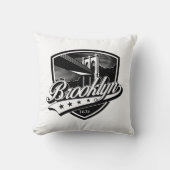 Brooklyn Shield mit Swoosh Design Kissen (Vorderseite)