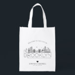 Brooklyn Wedding | Stilisierte Skyline-Lebensmitte Wiederverwendbare Einkaufstasche<br><div class="desc">Eine einzigartige Hochzeitstasche für eine Hochzeit in der schönen Stadt Brooklyn,  New York. Diese Tasche zeigt die einzigartige Skyline der Stadt mit ihrem Namen darunter. Anschließend erhalten Sie Informationen zu Ihrem Hochzeitstag in einem passenden,  offenen Stil.</div>