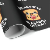 Brot backen ist eine Arbeit an Fressen und dunklen Geschenkpapier (Rolleneckpunkt)