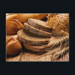 Brot und Weizen Postkarte<br><div class="desc">Schöne Anordnung von Brot und Weizen auf einem Holztisch. Großartiges Foto macht wunderbare Geschenke und viele verschiedene Produkte. Wenn Sie Brot mögen, dann werden Sie diese Produkte sicherlich Liebe. Ideal für Küchen, Speisesäle, Restaurants und Ihr Haus! Stellen Sie sicher, dass Sie auch verwandte Produkte, die dieses Foto und Design enthalten,...</div>