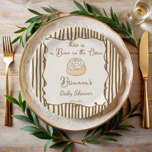 Brötchen im Ofen backende Babyparty mit Monogramm Pappteller