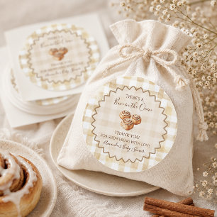 Brötchen im Ofen Beige Gingham Baby Shower Runder Aufkleber