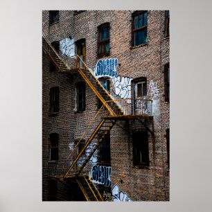 BROWBRICK-GEBÄUDE MIT GELBMETALLLADTER POSTER