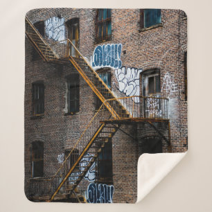 BROWBRICK-GEBÄUDE MIT GELBMETALLLADTER SHERPADECKE