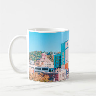 BROWES UND WEISS KONKRETES GEBÄUDE UNTER BLAUEM H KAFFEETASSE