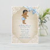 Brown Baby Boy Bear & Blue Bow Burlap Baby Dusche Einladung (Stehend Vorderseite)