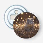 Brown Baby Wombat on Brown Bokeh Bliss, Flaschenöffner<br><div class="desc">In diesem bezaubernden Bild kuschelt ein Baby-Wombat süß vor einem Hintergrund von träumbraunem Buh. Die sanften, warmen Farbtöne sorgen für ein gemütliches Ambiente, das die bezaubernden Merkmale des Wombat hervorhebt: das runde Gesicht, die knusprige Nase und das flauschige Fell. Die sanfte Unschärfe des Knies fügt eine magische Touch hinzu, die...</div>