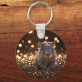 Brown Baby Wombat on Brown Bokeh Bliss, Schlüsselanhänger (Rückseite)