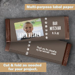 Brown Bar Mitzvah Custom Candy Bar Wrapper<br><div class="desc">Personalisieren Sie Ihr eigenes braunes Bar Mitzvah Schokoladenkorb oder Gebäck-Bar mit einem individuellen Papieretikett. Einfache braune und weiße Etiketten sind mit Ihrer eigenen Formulierung attraktiv. Fügen Sie Ihr eigenes Zitat auf der Rückseite für eine abschließende Touch hinzu. Verwenden Sie dieses personalisierte Verpackungs-Etikett für andere Gastgeschenk-Taschen und -Boxen. Ideal für rustikale,...</div>