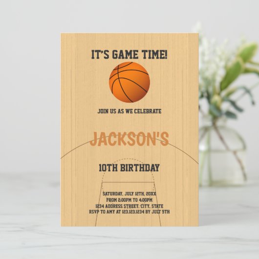 Brown Basketball Einladung zum Geburtstag (Stehend Vorderseite)