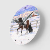 Brown Bay Pinto Gypsy Vanner Draft Horse In Snow Runde Wanduhr (Winkel)