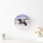 Brown Bay Pinto Gypsy Vanner Draft Horse In Snow Runde Wanduhr (Zuhause)