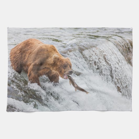 Brown Bear Catches Red Salmon Geschirrtuch (Horizontal)
