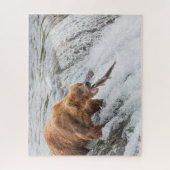 Brown Bear Catches Red Salmon Puzzle (Vertikal)