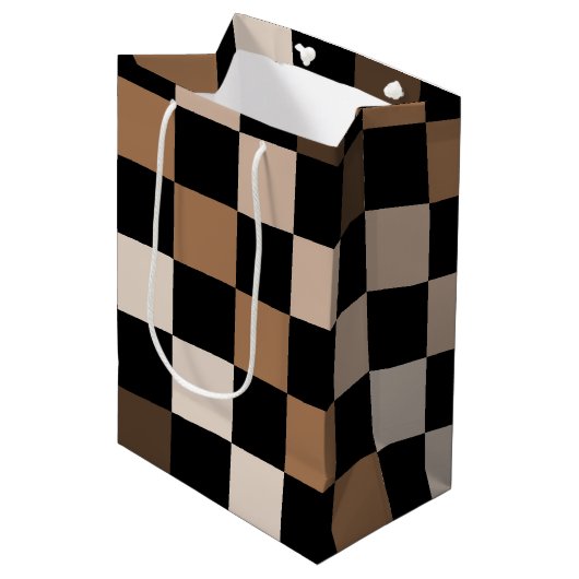 Brown Black Checkered Gingham Pattern Mittlere Geschenktüte (Vorderseite Schrägansicht)