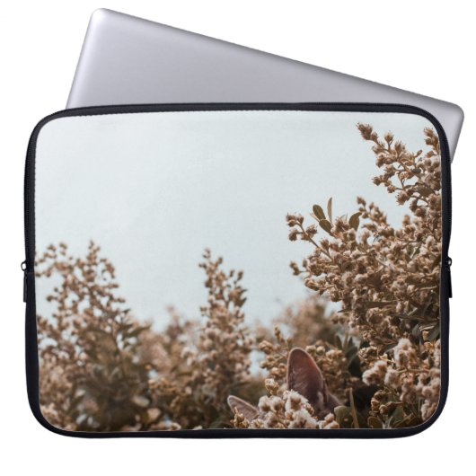 BROWN BLÄTTER AUF BROWN BAUM LAPTOPSCHUTZHÜLLE (Vorderseite)