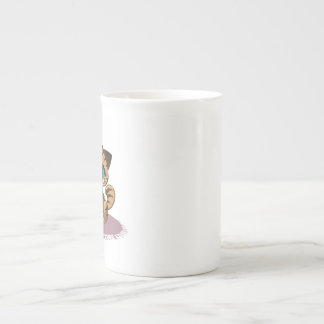 BROWN BLAU-MIT AUGEN KITTEN AUF EINER LILA MAT PORZELLANTASSE