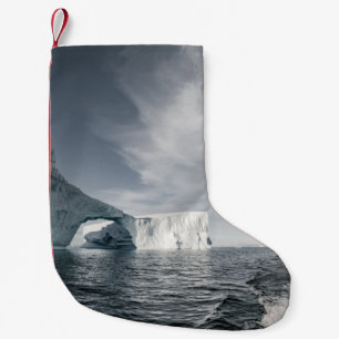 BROWN BOOT IN DER NÄHE VON GLACIER WÄHREND DES T KLEINER WEIHNACHTSSTRUMPF