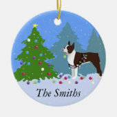 Brown Boston Terrier im Weihnachtswald Keramik Ornament (Vorne)