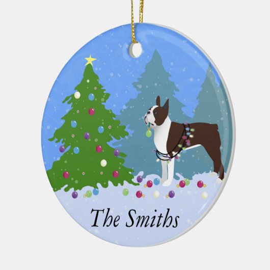 Brown Boston Terrier im Weihnachtswald Keramik Ornament (Links)