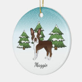 Brown Boston Terrier in einem Winterwald & Name Keramik Ornament (Links)