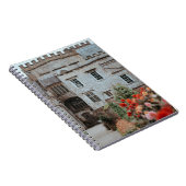 BROWN BRICKED HOUSE IN DER NÄHE VON ROTEN BLUME NOTIZBLOCK (Rechte Seite)