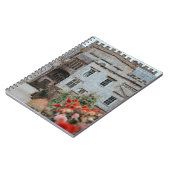 BROWN BRICKED HOUSE IN DER NÄHE VON ROTEN BLUME NOTIZBLOCK (Linke Seite)