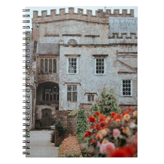 BROWN BRICKED HOUSE IN DER NÄHE VON ROTEN BLUME NOTIZBLOCK (Vorderseite)