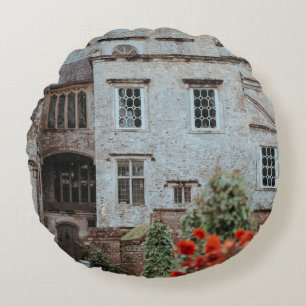 BROWN BRICKED HOUSE IN DER NÄHE VON ROTEN BLUME RUNDES KISSEN