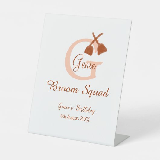 Brown broom Squad Geburtstagsname Pfirsichmonogram Sockelschild (Vorderseite)