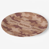 Brown Camouflage Happy Birthday Name Personalisier Pappteller (Schrägansicht)